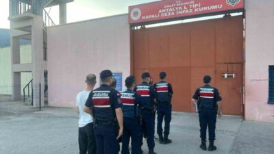 Antalya’nın Döşemealtı ilçesinde düzenlenen uyuşturucu operasyonunda gözaltına alınan 4 şüpheli