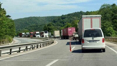 Yalova-Bursa karayolunda devam eden asfalt çalışmaları sebebiyle tek şeritten sağlanan