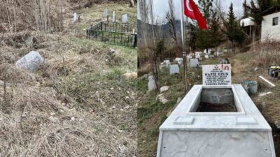 Artvin’de doğal şartlar nedeniyle zamanla yıpranan şehit mezarları, yenilenirken, mezarlıklardaki
