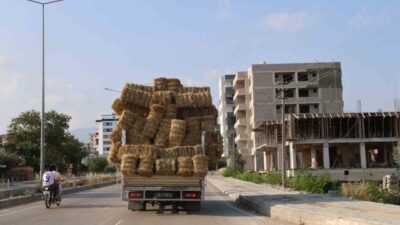 Adana’nın Kozan ilçesinde aşırı yüklü saman balyası taşıyan bir pikabın