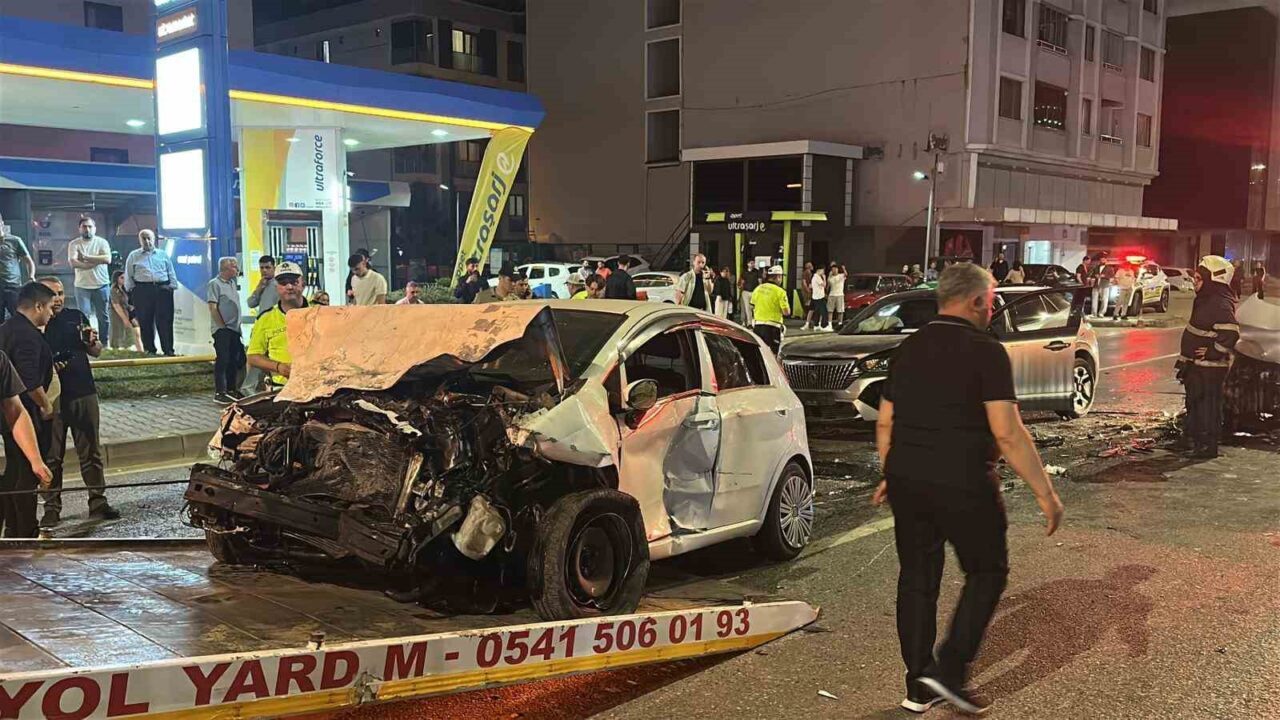 Samsun’un Atakum ilçesinde kontrolden çıkarak karşı şeride geçen otomobilin diğer