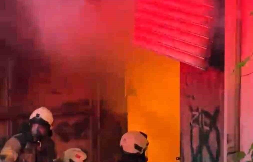 İstanbul Ataşehir’de bir mobilya imalathanesinde çıkan yangın, itfaiye ekiplerinin ve