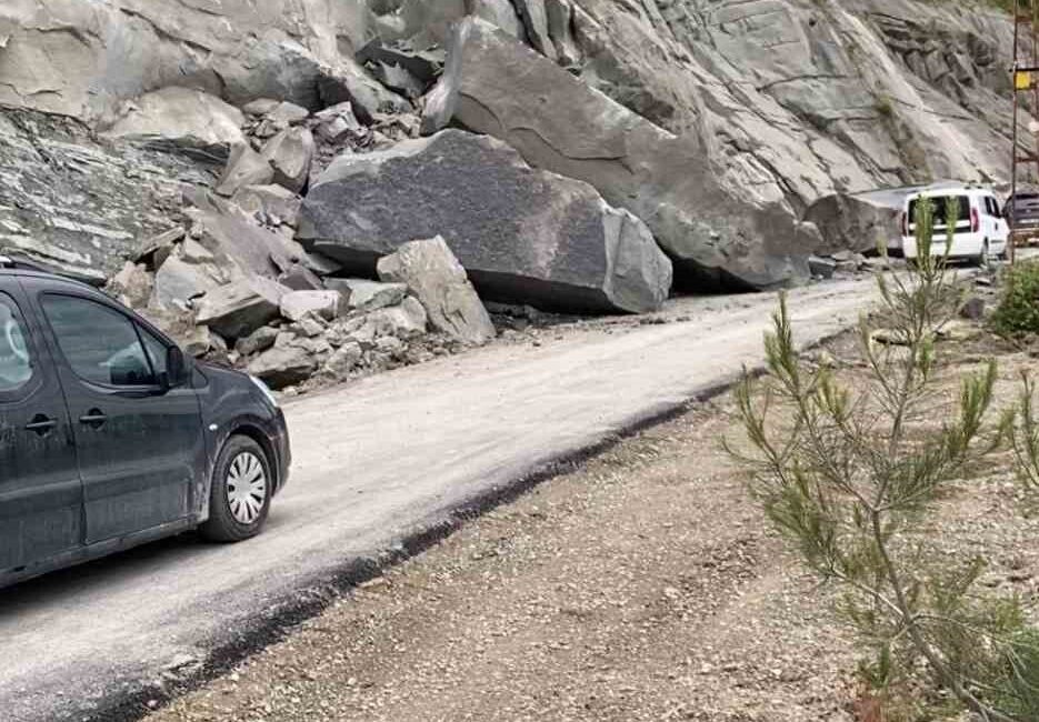 Sinop’un Ayancık ilçesinde Çamurca yolu güzergâhında meydana gelen heyelan nedeniyle