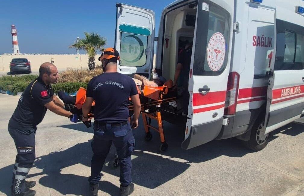 Aydın’ın Didim ilçesinde sahil güvenlik ekipleri bir şahsın tıbbi tahliyesini