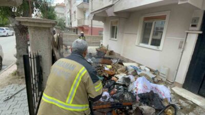 Karaman’da bir apartmanın bahçesindeki atık eşyaların tutuşması sonucu çıkan yangın