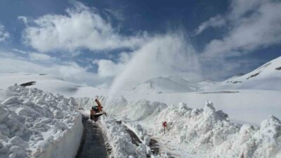 Van-Bahçesaray yolu yaklaşık 6 ay aradan sonra kontrollü olarak ulaşıma