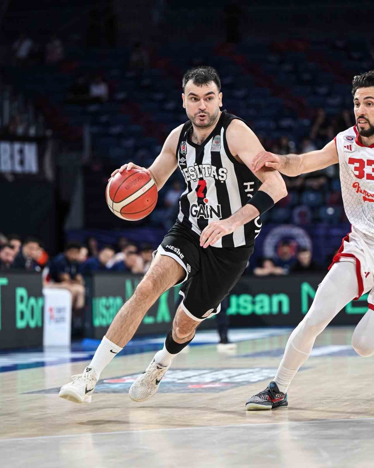 Basketbol Erkekler Süper Ligi yarı final üçüncü maçında Bahçeşehir Koleji,