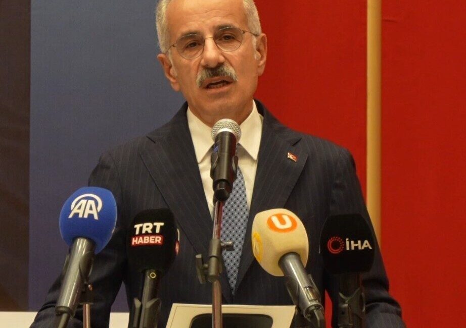 Ulaştırma ve Altyapı Bakanı Abdulkadir Uraloğlu, çeşitli programlara katılmak üzere
