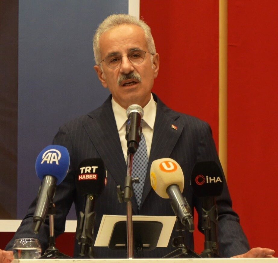 Ulaştırma ve Altyapı Bakanı Abdulkadir Uraloğlu, çeşitli programlara katılmak üzere