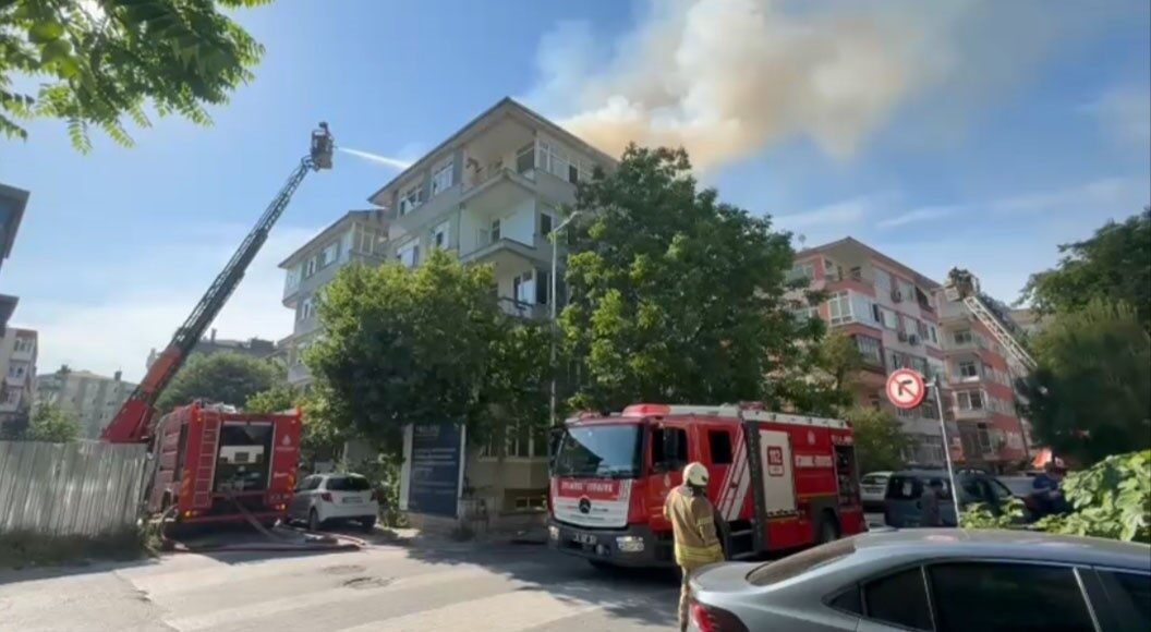Bakırköy’de 6 katlı bir apartmanın çatısında çıkan yangın mahallede paniğe