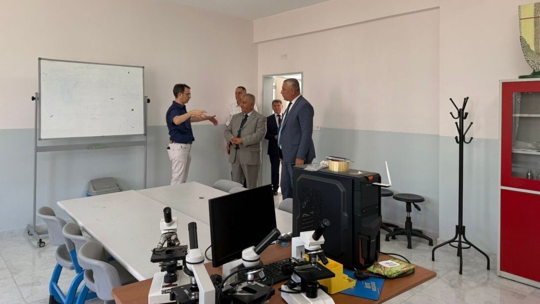 Burhaniye ilçesinde, Balıkesir Milli Eğitim Müdürü Selehattin Kal okulları ziyaret