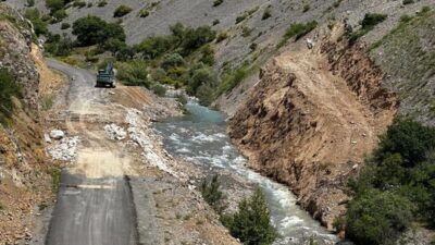 Erzincan’ın Kemaliye ilçesinde etkili olan yoğun yağışlar ve olumsuz hava