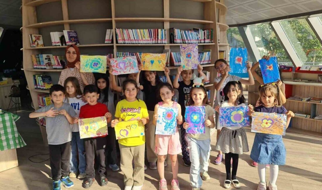 Başiskele’de belediye tarafından düzenlenen atölye çalışmasında çocuklar, geleneksel ebru sanatıyla