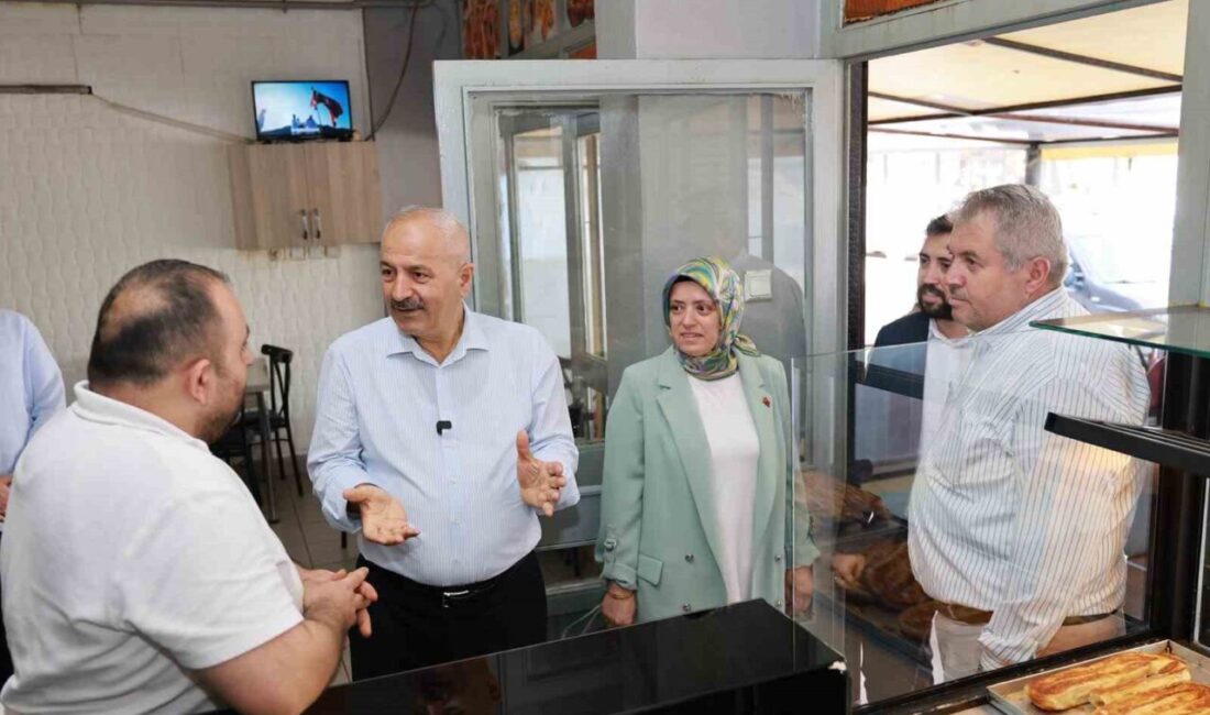 Arapçeşme Mahallesi’nde esnafla bir araya gelen Gebze Belediye Başkanı Zinnur