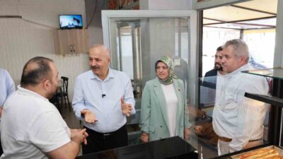 Arapçeşme Mahallesi’nde esnafla bir araya gelen Gebze Belediye Başkanı Zinnur