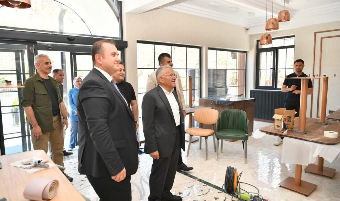 Kayseri Büyükşehir Belediye Başkanı Dr. Memduh Büyükkılıç; tarihi Kayseri Kalesi