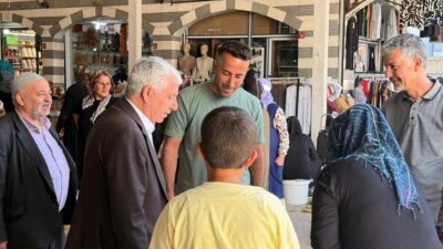 Diyarbakır’ın Çermik İlçe Belediye Başkanı Şehmus Karamehmetoğlu, esnaf ve vatandaşlarla