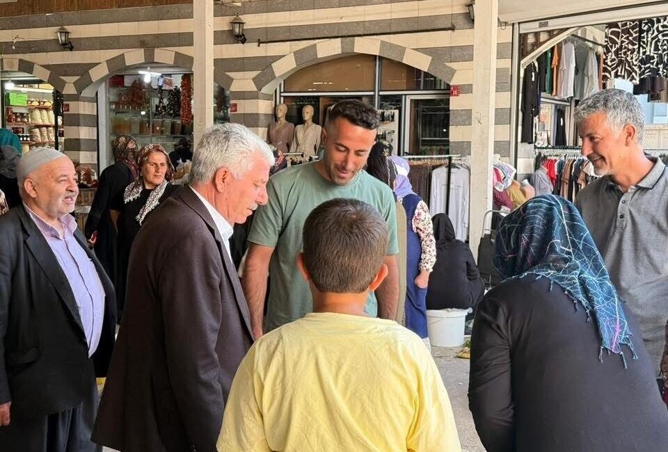 Diyarbakır’ın Çermik İlçe Belediye Başkanı Şehmus Karamehmetoğlu, esnaf ve vatandaşlarla