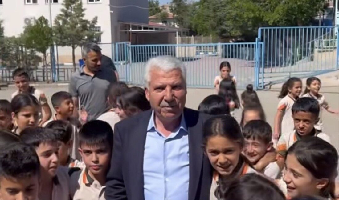 Diyarbakır’ın Çermik İlçe Belediye Başkanı Şehmus Karamehmetoğlu, öğrencilere okuma kitabı
