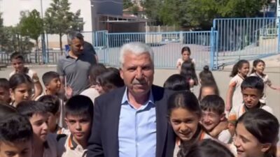 Diyarbakır’ın Çermik İlçe Belediye Başkanı Şehmus Karamehmetoğlu, öğrencilere okuma kitabı