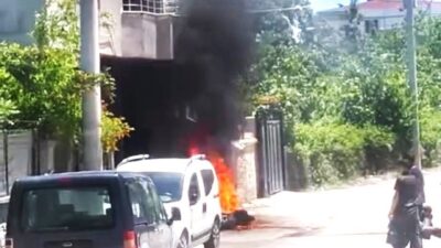 Batman’da park halinde alev alan motosiklet kullanılamaz hale geldi. Merkez