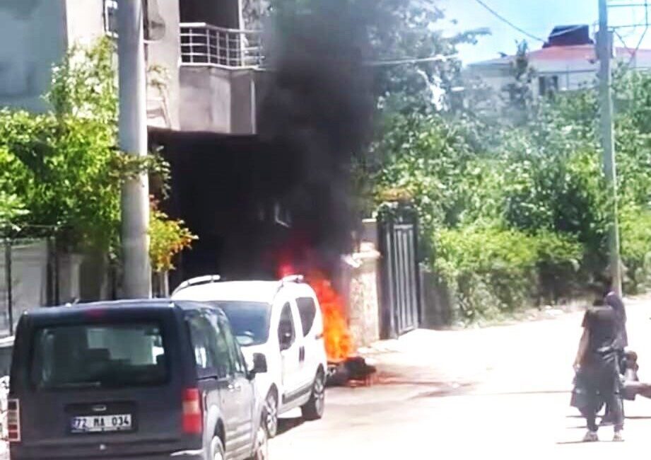 Batman’da park halinde alev alan motosiklet kullanılamaz hale geldi. Merkez