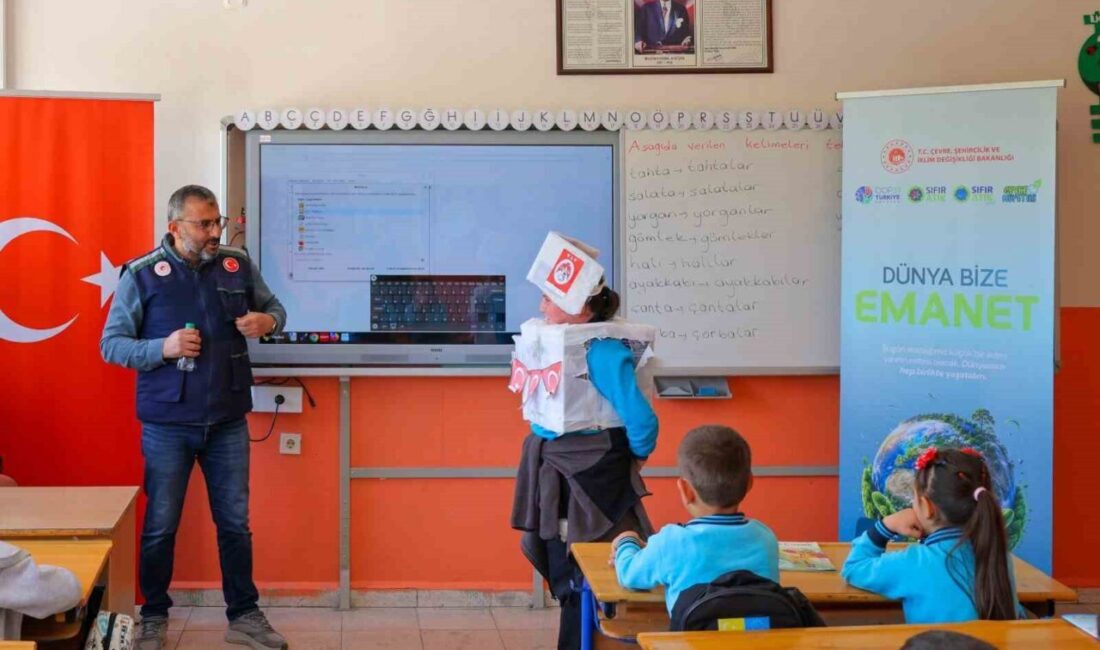 Çevre Haftası kapsamında Bayburt’ta düzenlenen etkinlikler, Atatürk Anıtı’na çelenk sunumuyla