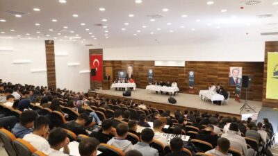Bayburt’ta düzenlenen Liseler Arası Münazara Yarışması’nda öğrenciler, teknolojinin insan üzerindeki