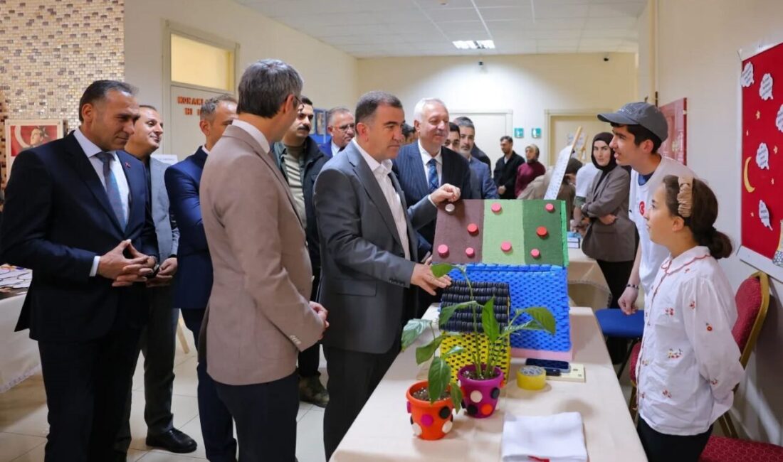 Bayburt Özel Eğitim Meslek Okulu öğrencileri tarafından hazırlanan bilim fuarında,