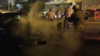 Hatay’da seyir halindeyken motor kısmı alevlere teslim olan otomobilde çıkan