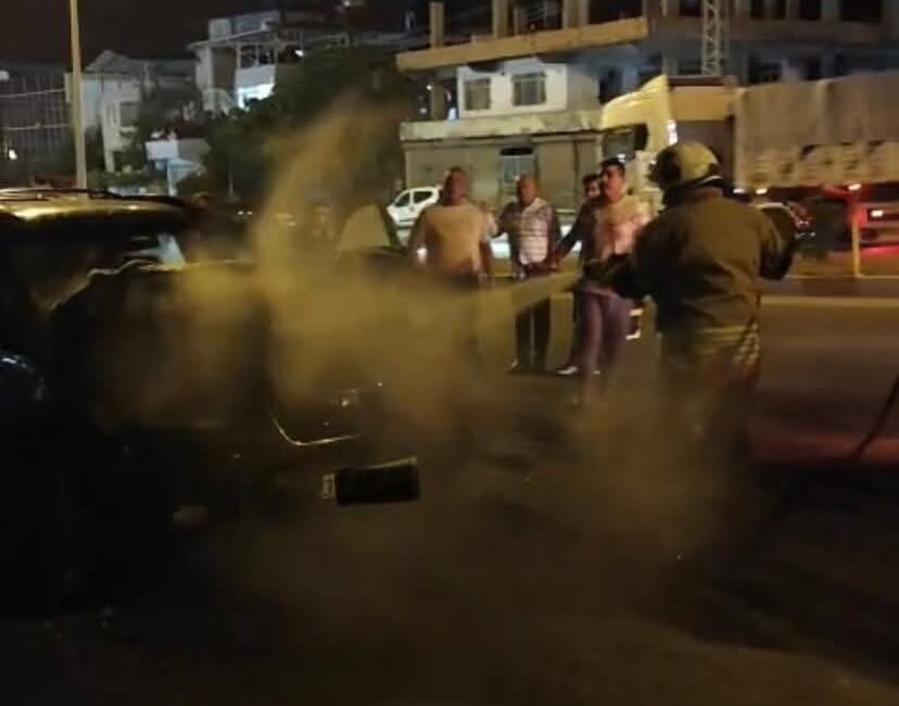 Hatay’da seyir halindeyken motor kısmı alevlere teslim olan otomobilde çıkan