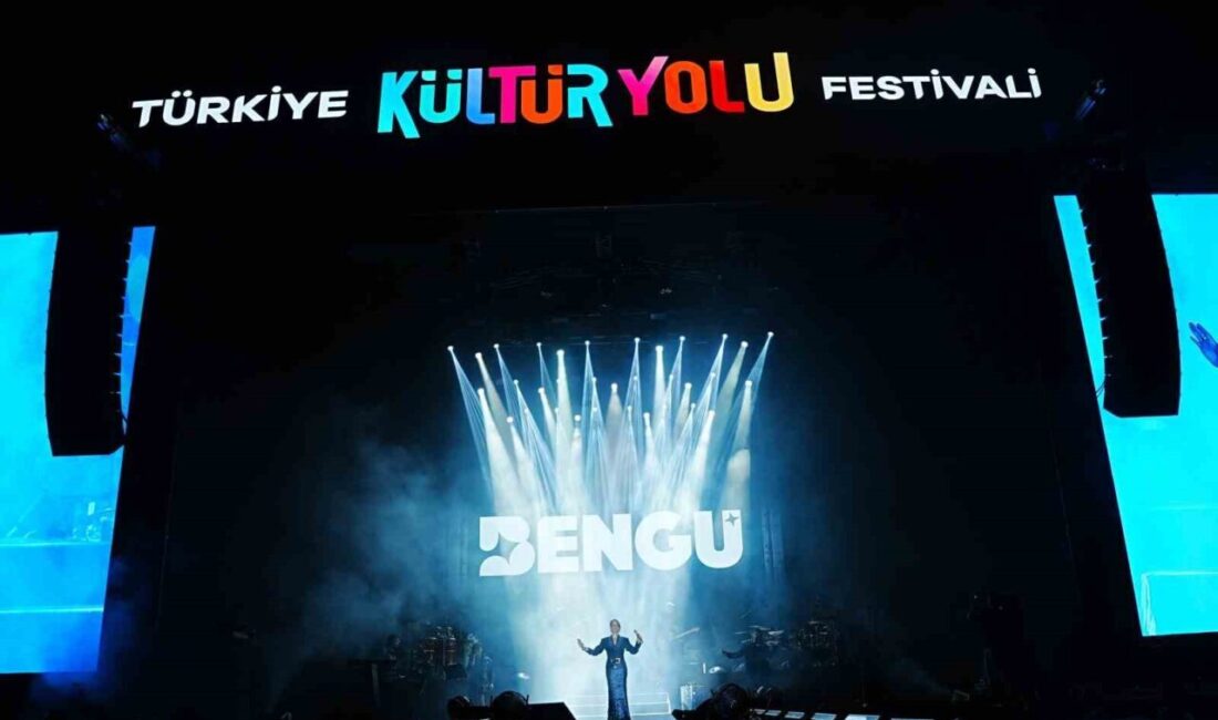 Manisa Kültür Yolu Festivali’nin ikinci gününde sahne alan Bengü, binlerce