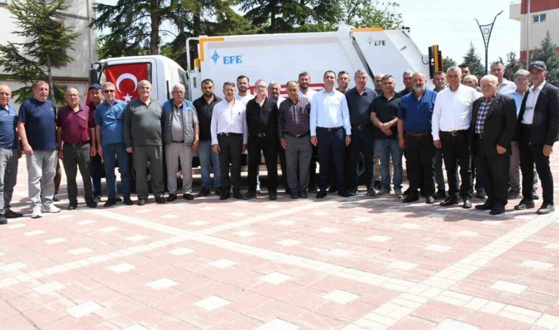 Türkiye Belediyeler Birliği tarafından Beylikova Belediyesi’ne hibe edilen çöp aracı,