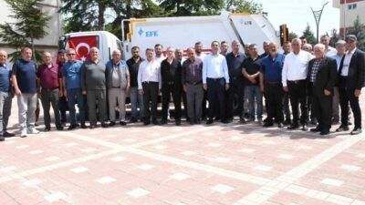 Türkiye Belediyeler Birliği tarafından Beylikova Belediyesi’ne hibe edilen çöp aracı,