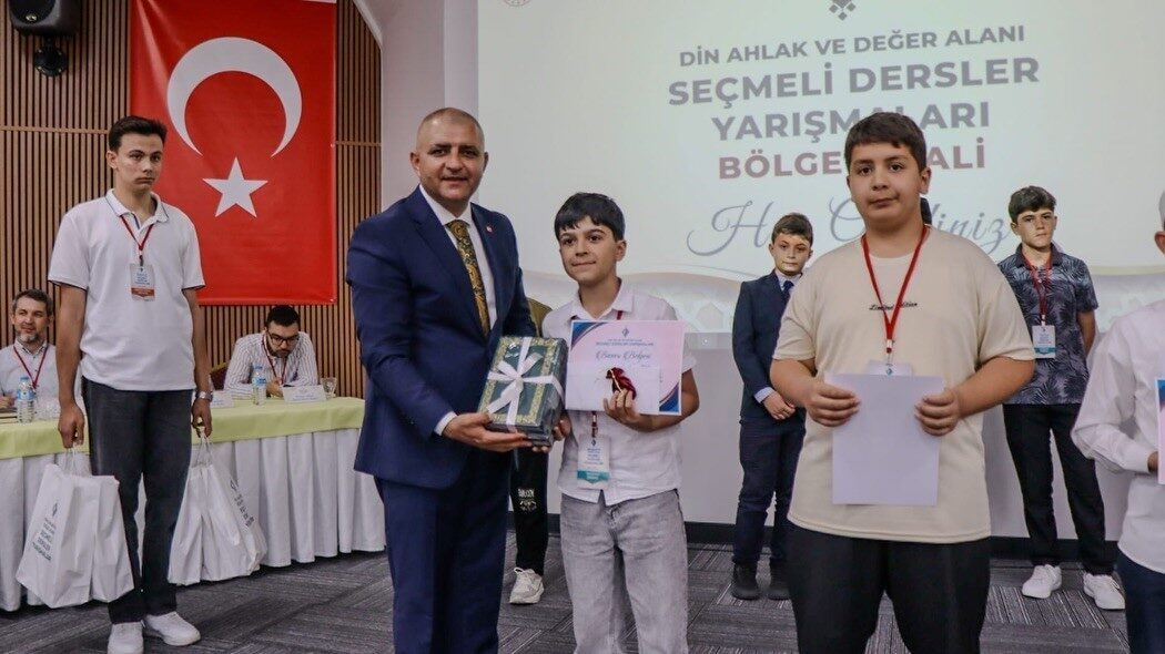 Bilecikli öğrenci Muhammed Emir Tetik, Kur’an-ı Kerim’i Güzel Okuma Yarışması’nda