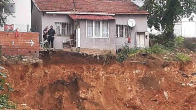 Bilecik’te temel kazısı yapılan bir inşaat alanı kenarında bulunan tek