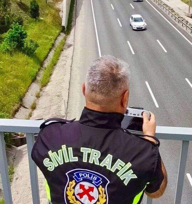 Bilecik’in Bozüyük ilçesinde drone destekli trafik denetimi gerçekleştirildi. Edinilen bilgilere