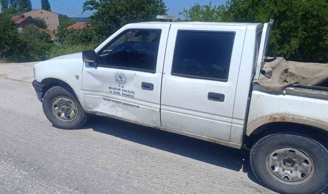 Bilecik’te seyir halinde şerit değiştiren motosiklet kamyonete çarparken, meydana gelen