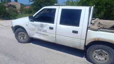 Bilecik’te seyir halinde şerit değiştiren motosiklet kamyonete çarparken, meydana gelen
