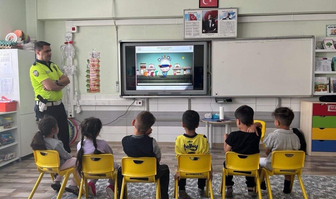 Bilecik’in Bozüyük ilçesinde öğrencilere trafik eğitimi verildi. Edinilen bilgilere göre,