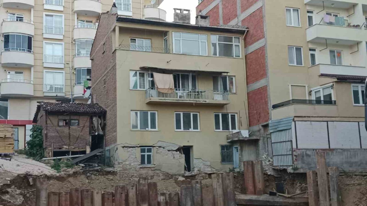 Bilecik’te bir inşaat çalışması için yürütülen temel kazısı esnasında yan
