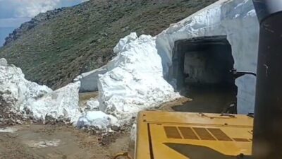 Bingöl’ün Solhan ilçesinde yüksek rakımlı mezra yollarında karla mücadele çalışmaları