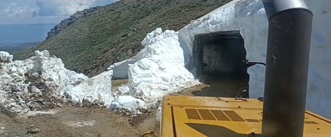 Bingöl’ün Solhan ilçesinde yüksek rakımlı mezra yollarında karla mücadele çalışmaları
