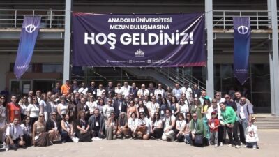 Eskişehir’de gerçekleştirilen Anadolu Üniversitesi Mezunlar Buluşması etkinliğine farklı illerden gelerek