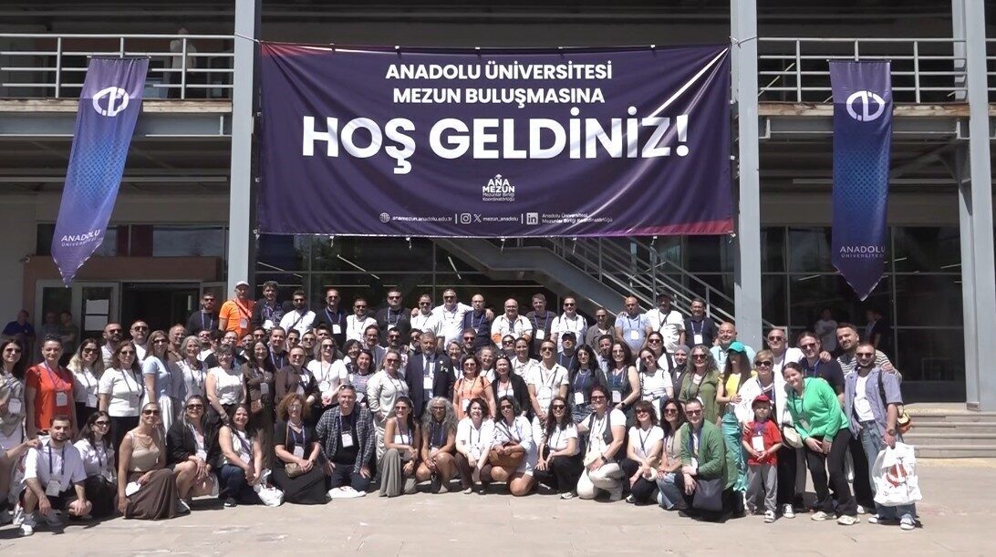 Eskişehir’de gerçekleştirilen Anadolu Üniversitesi Mezunlar Buluşması etkinliğine farklı illerden gelerek