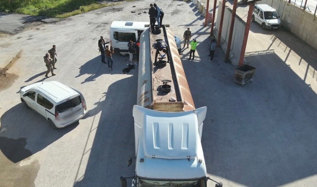 Bitlis Emniyet Müdürlüğünce yapılan çalışmalar kapsamında yakıt tankeri içinde 30