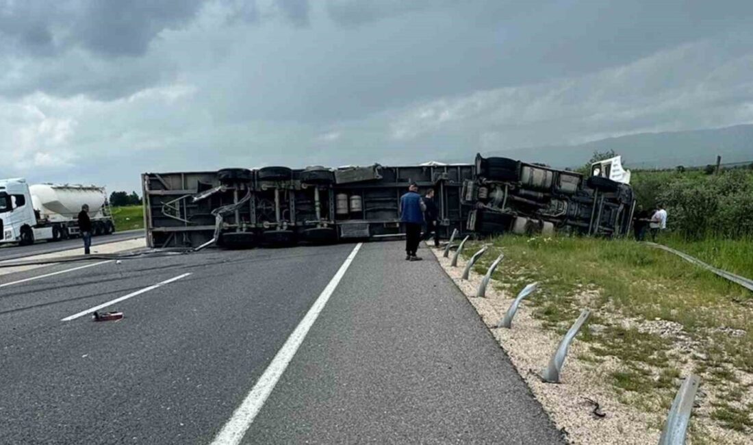 Bolu’da kontrolden çıkarak devrilen tırın sürücüsü yaralandı. Kaza, Gerede-Karabük kara