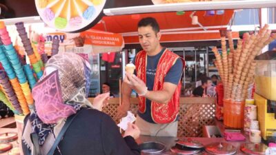 Bolu’da hava sıcaklıklarının aniden yükselmesiyle sıcak havadan bunalan vatandaşlar, dondurmacılara