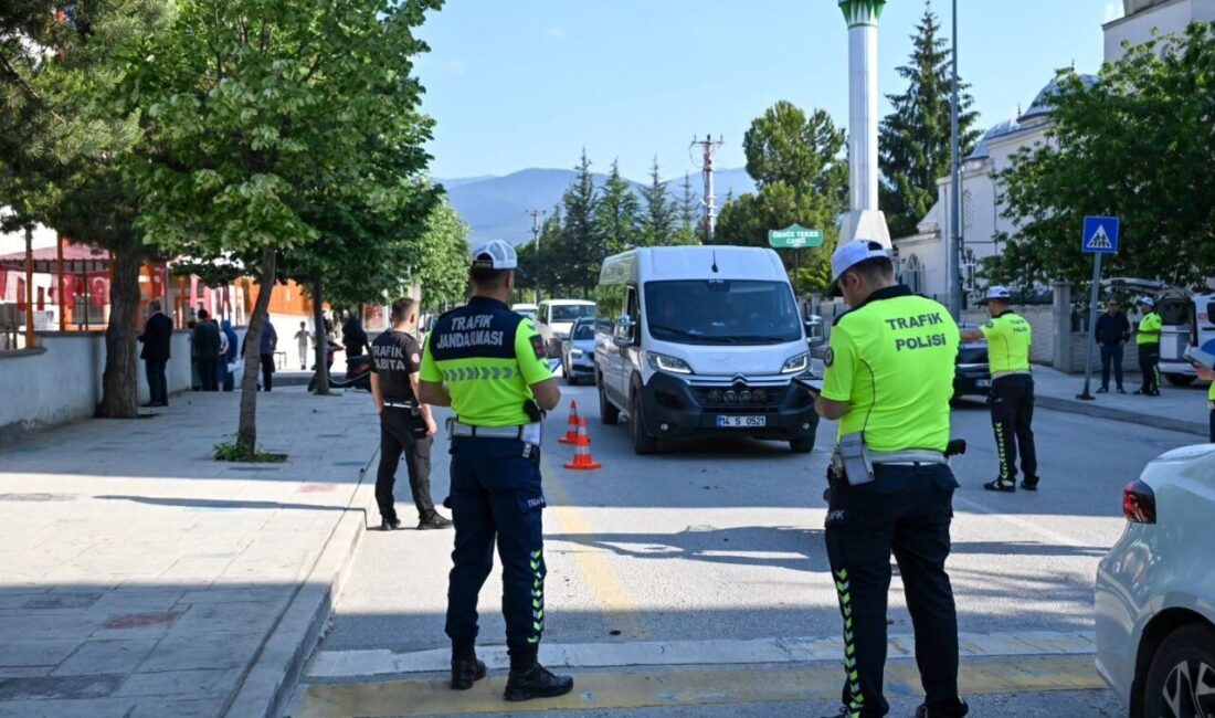 Bolu’da trafik polisi, trafik jandarması ve trafik zabıtası ekiplerince okul