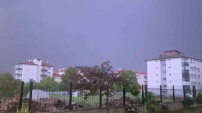Bolu’da etkili olan sağanak yağışla birlikte gökyüzünü aydınlatan şimşekler, görsel